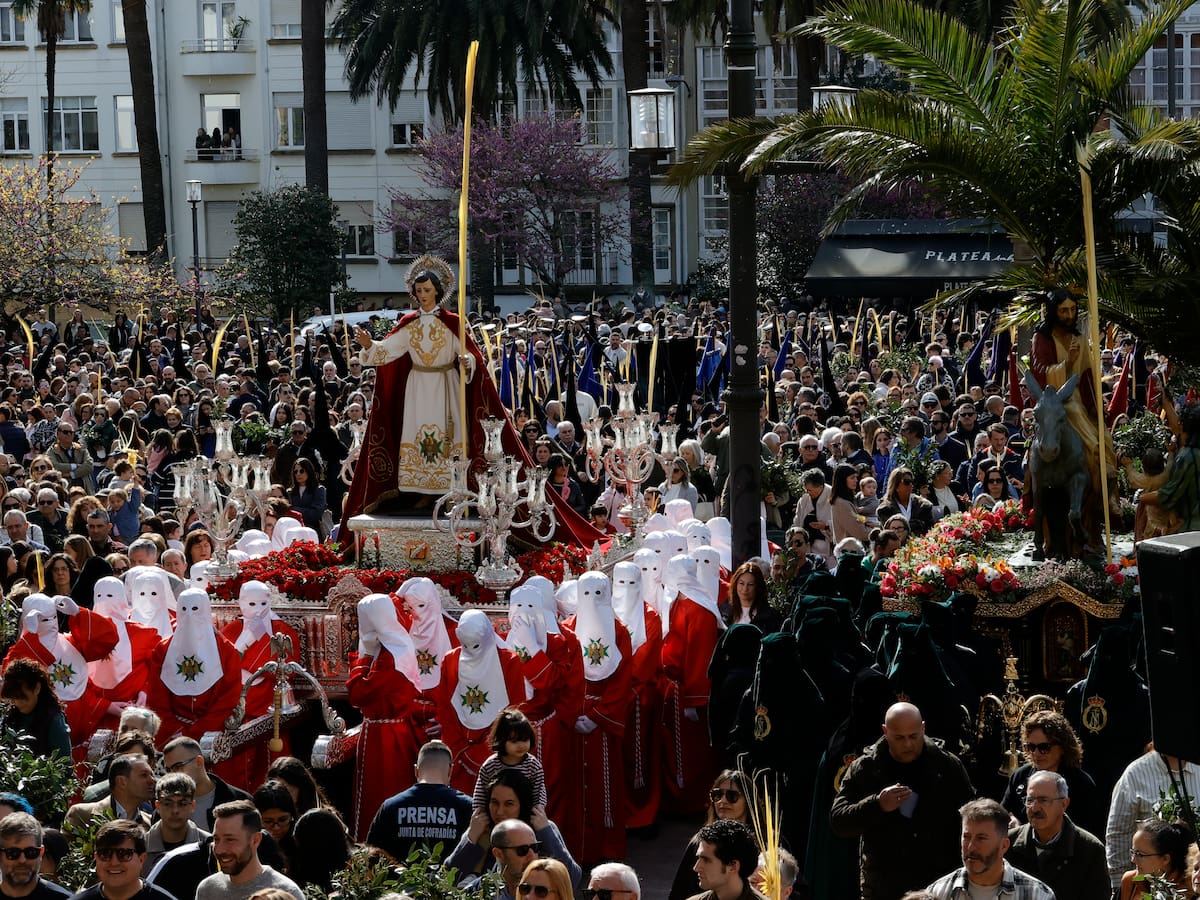 El buen tiempo arropa un inicio multitudinario de la Semana Santa de Ferrol