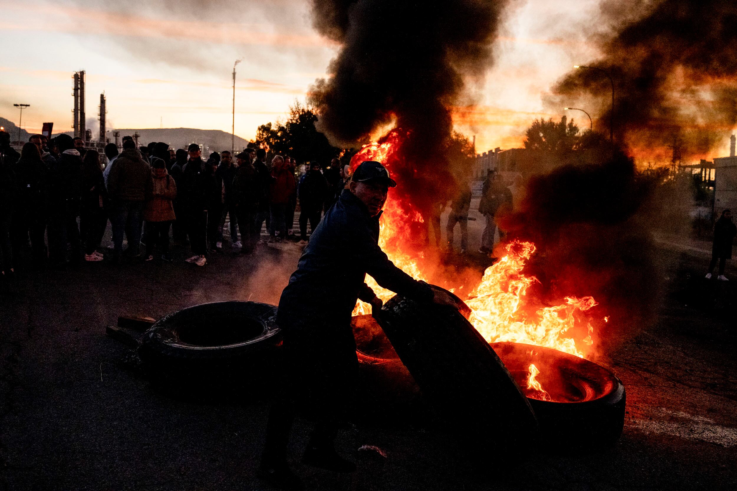 FOTODELDÍA PUERTOLLANO (CIUDAD REAL), 04/11/2025.- La segunda jornada de huelga indefinida del sector del metal en la provincia de Ciudad Real ha arrancado este martes con un seguimiento masivo, según ha asegurado el secretario general de CCOO Castilla-La Mancha, Javier Ortega en Puertollano (Ciudad Real). Durante toda la noche los accesos a la petroquímica de Repsol en Puertollano han permanecido bloqueados con quema de neumáticos por trabajadores que se concentran desde ayer. EFE/ Jesús Monroy