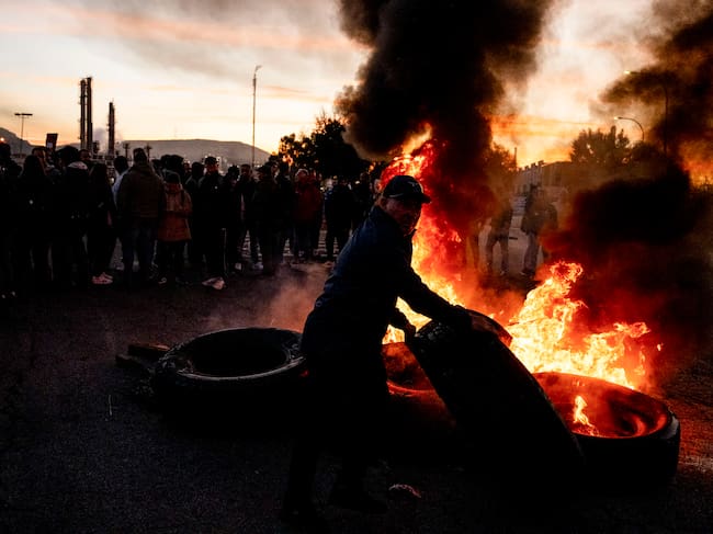 FOTODELDÍA PUERTOLLANO (CIUDAD REAL), 04/11/2025.- La segunda jornada de huelga indefinida del sector del metal en la provincia de Ciudad Real ha arrancado este martes con un seguimiento masivo, según ha asegurado el secretario general de CCOO Castilla-La Mancha, Javier Ortega en Puertollano (Ciudad Real). Durante toda la noche los accesos a la petroquímica de Repsol en Puertollano han permanecido bloqueados con quema de neumáticos por trabajadores que se concentran desde ayer. EFE/ Jesús Monroy