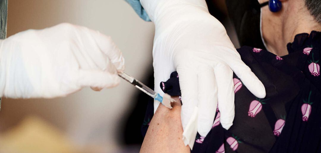 Archivo - Una profesional sanitaria sostiene un vial con la vacuna de AstraZeneca.- Archivo