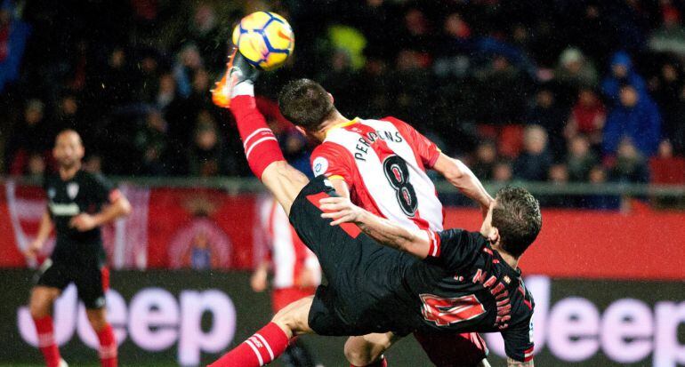 El defensa del Athletic de Bilbao Íñigo Martínez (d) despeja un balón ante Pere Pons, del Girona, durante el partido de Liga en Primera División disputado esta tarde en el Campo Municipal de Montillivi