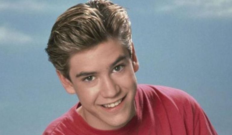 El actor Mark-Paul Gosselaar, Zack Morris en &#039;Salvados por la campana&#039;, en una imagen promocional de la serie de los 90.