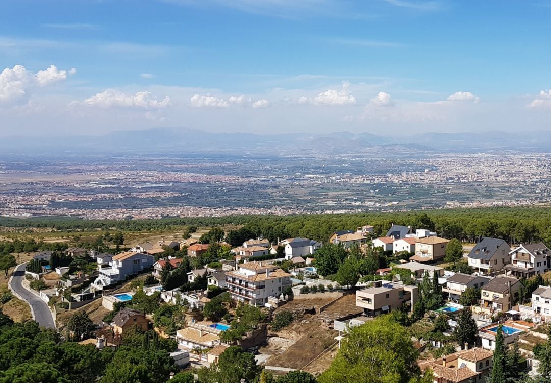 La ciudad de Granada al fondo y el Ärea Metropolitana desde Cumbres Verdes (La Zubia), en primer plano