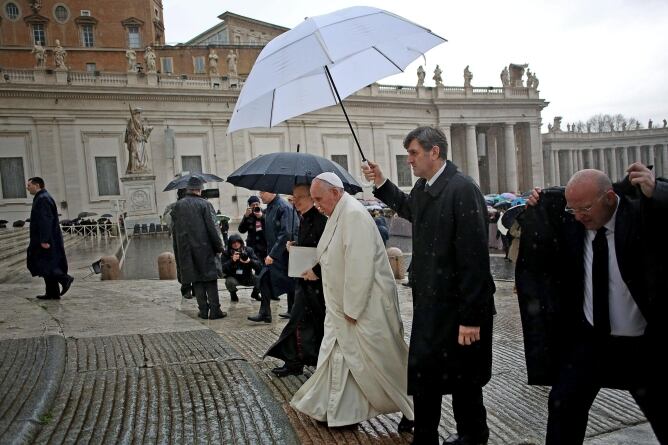 El papa Francisco a su llegada al comienzo de la audiencia pública de los miércoles en la plaza de San Pedro