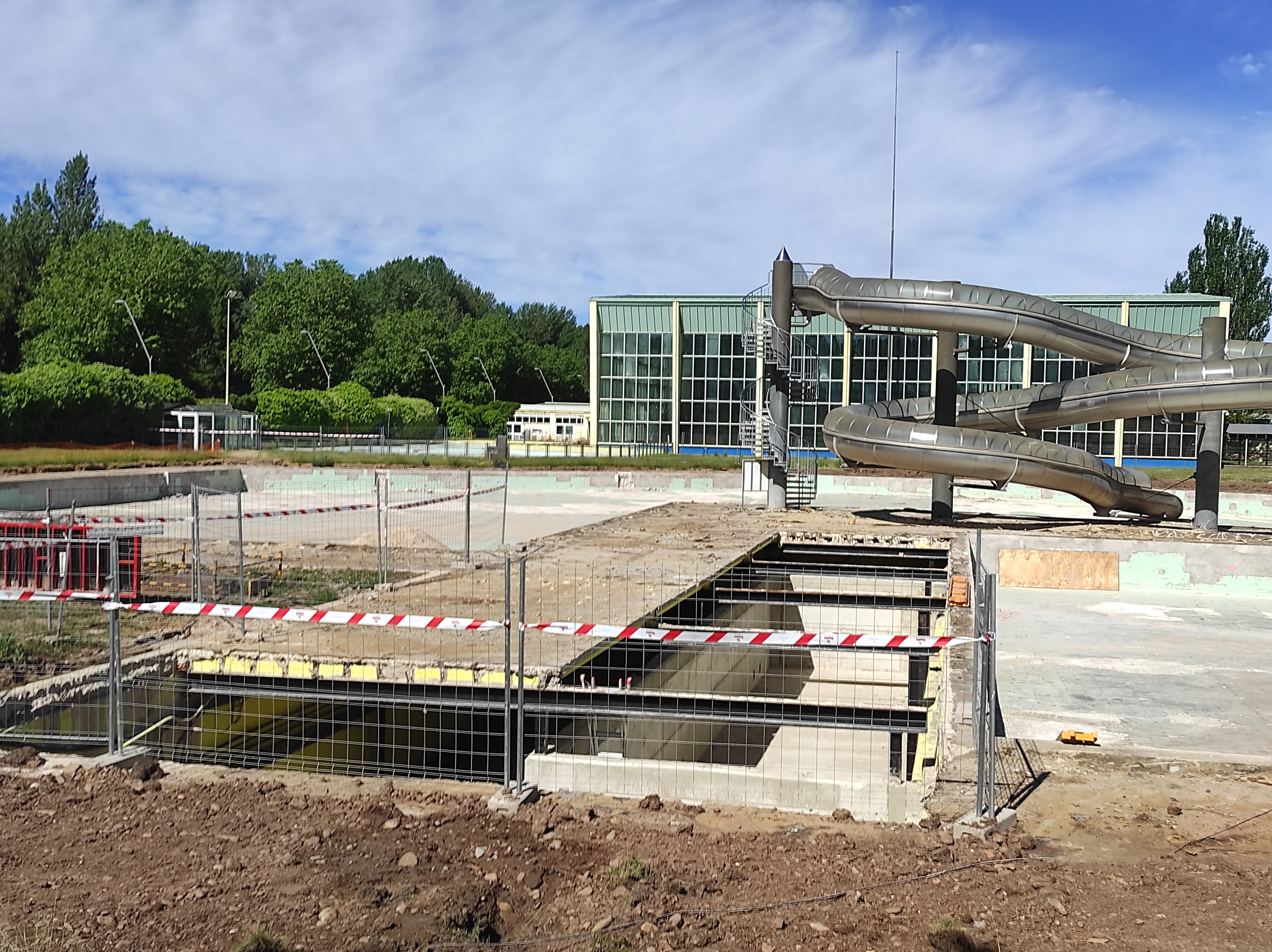 Aspecto de las obras de remodelación de la piscina familiar de El Plantío.