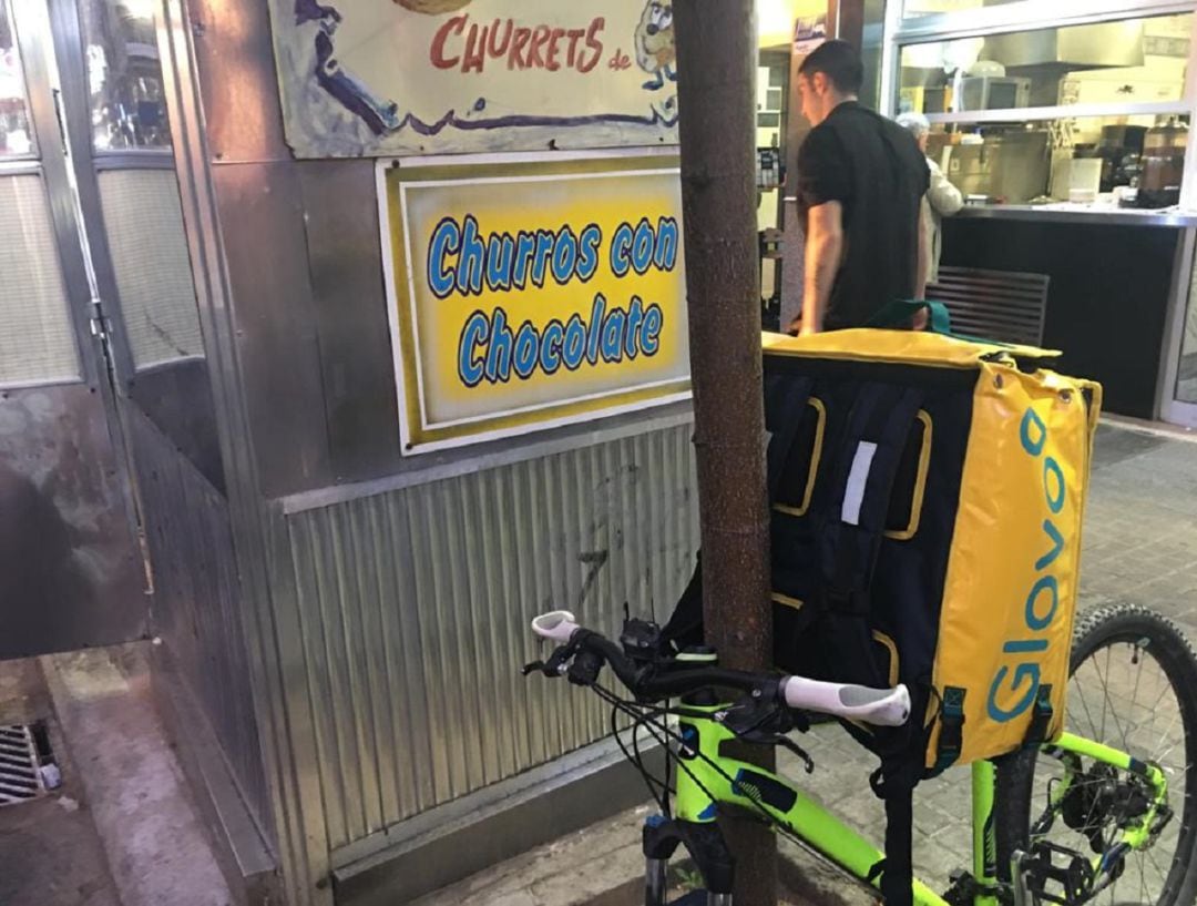 Trabajador de Glovo preparando un envío de churros