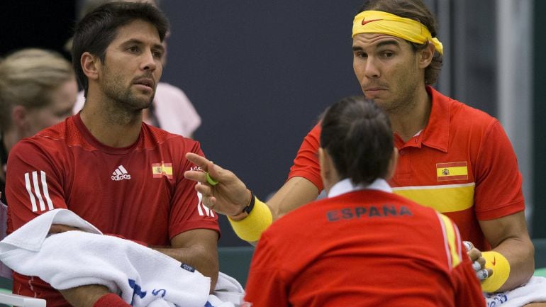 Verdasco y Nadal conversan con Conchita Martínez durante el partido de dobles.