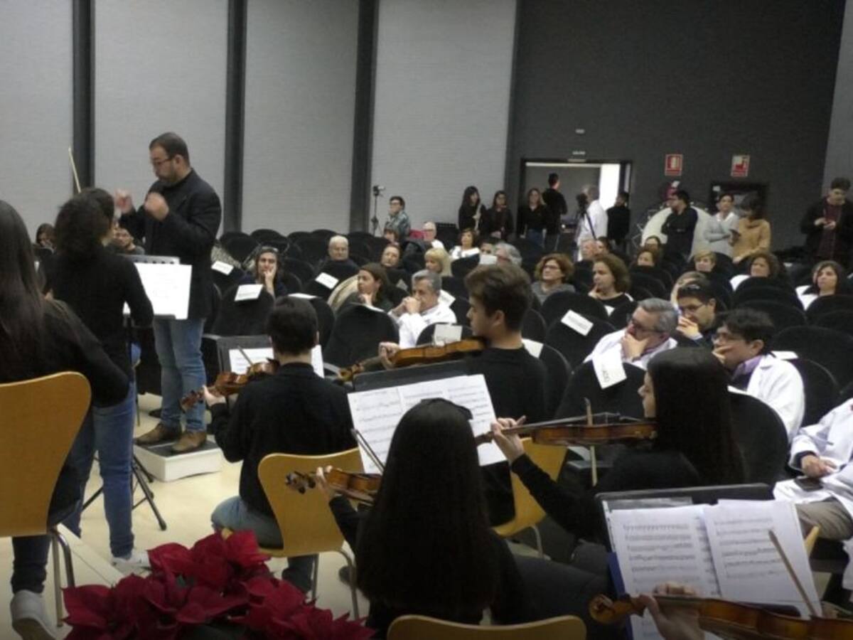 El Hospital General acoge un concierto navideño de la Joven Orquesta de la UMH