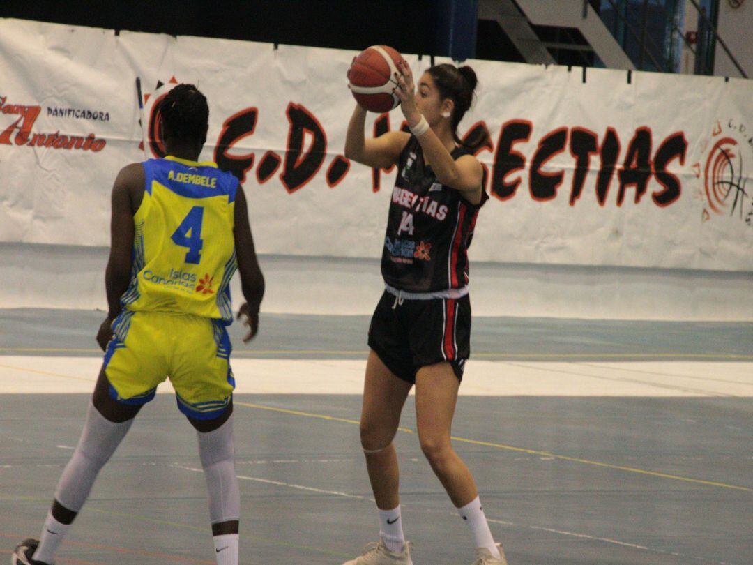 Carla Escuert, con el balón, en el partido contra el Gran Canaria.