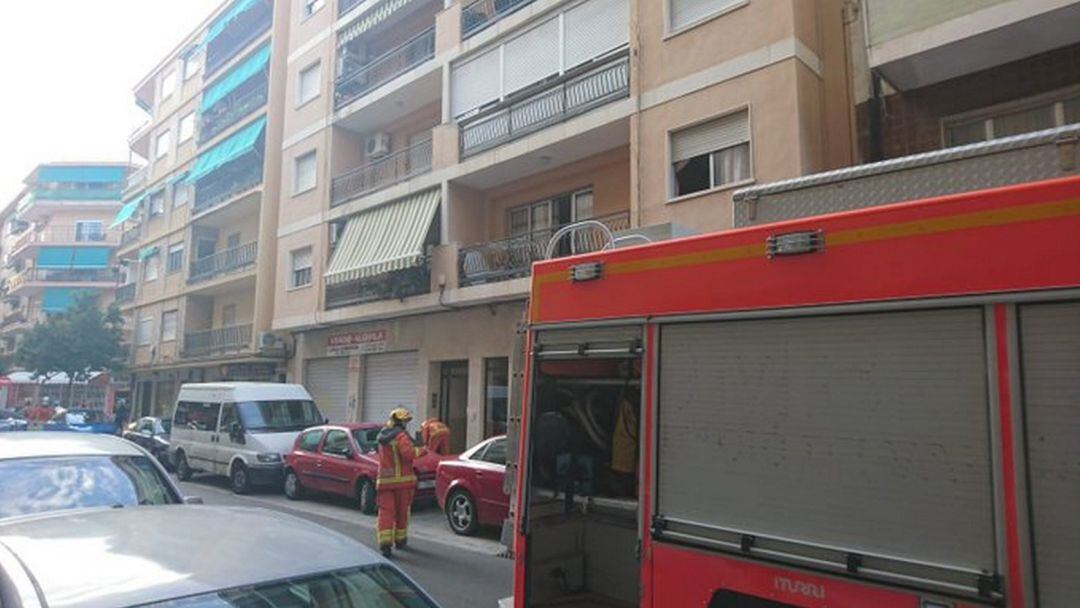 Los bomberos acuden a uno de los incendios en una vivienda de Gandia. 