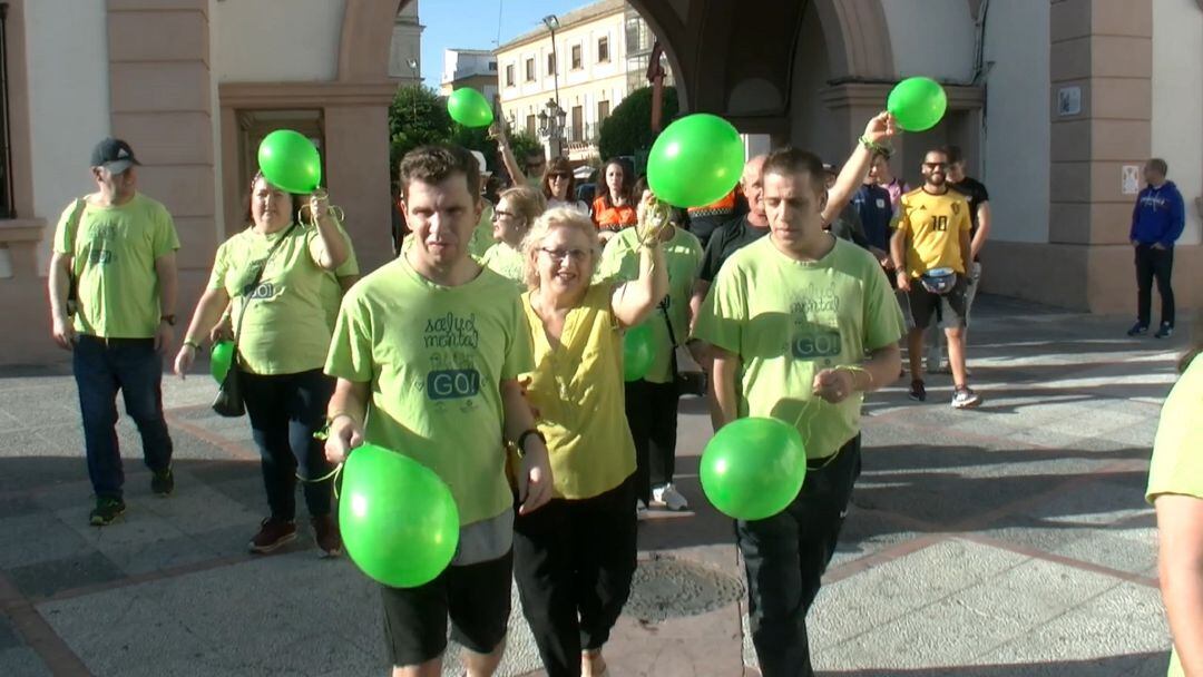 Participantes en la marcha por la salud mental pasando por la Plaza de la Constitución