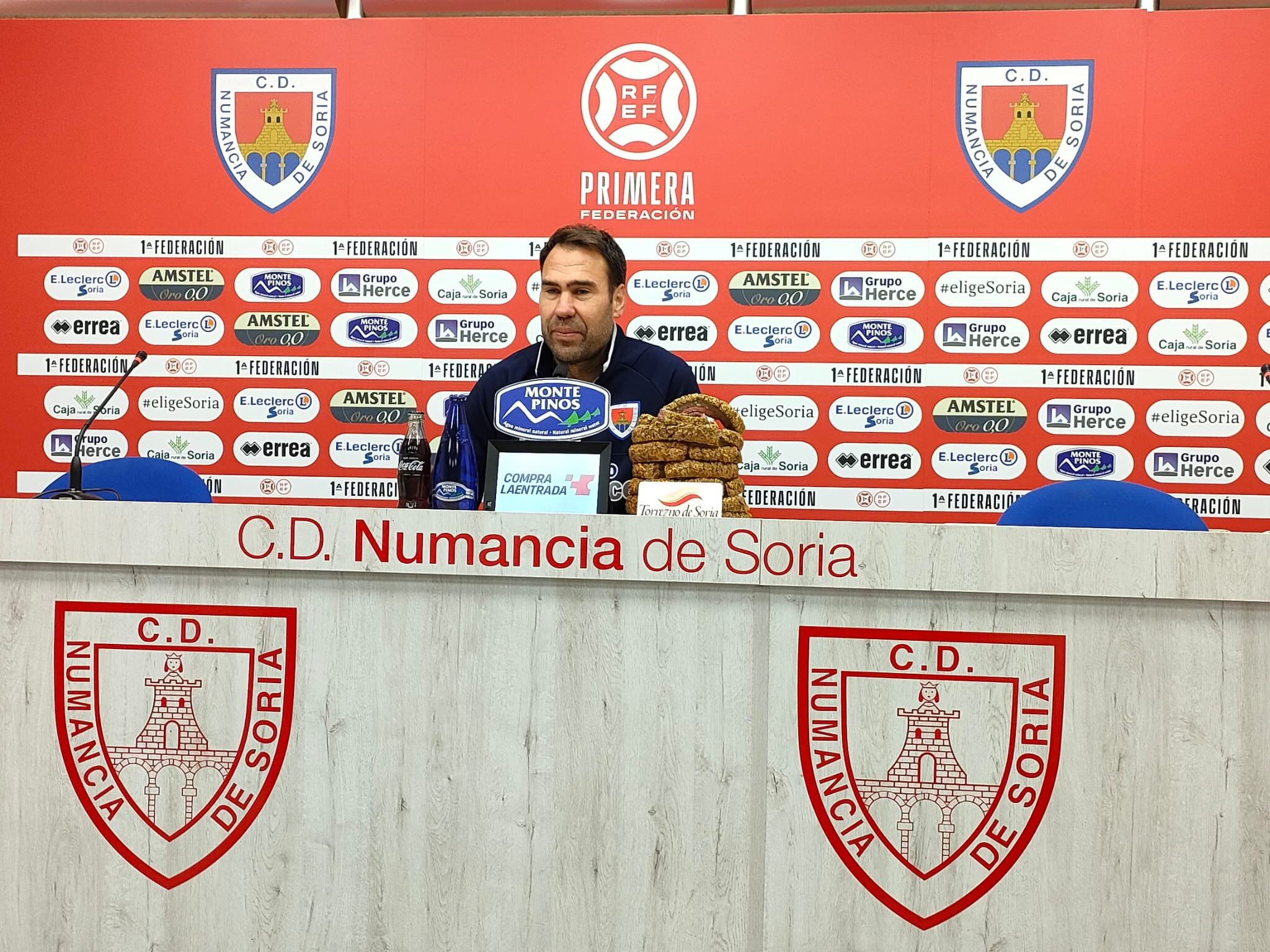 El entrenador rojillo Iñaki Bea, en rueda de prensa.