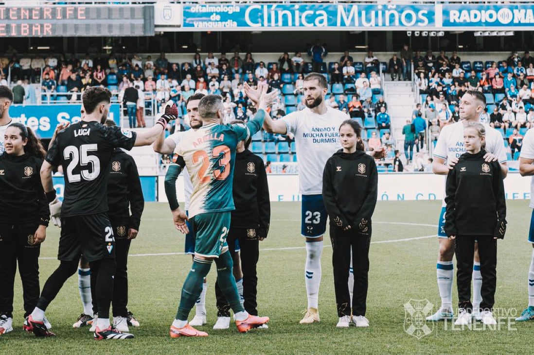 Los jugadores del Tenerife lucieron al saltar al campo una camiseta de apoyo a Durmisi, lesionado del menisco días atrás.