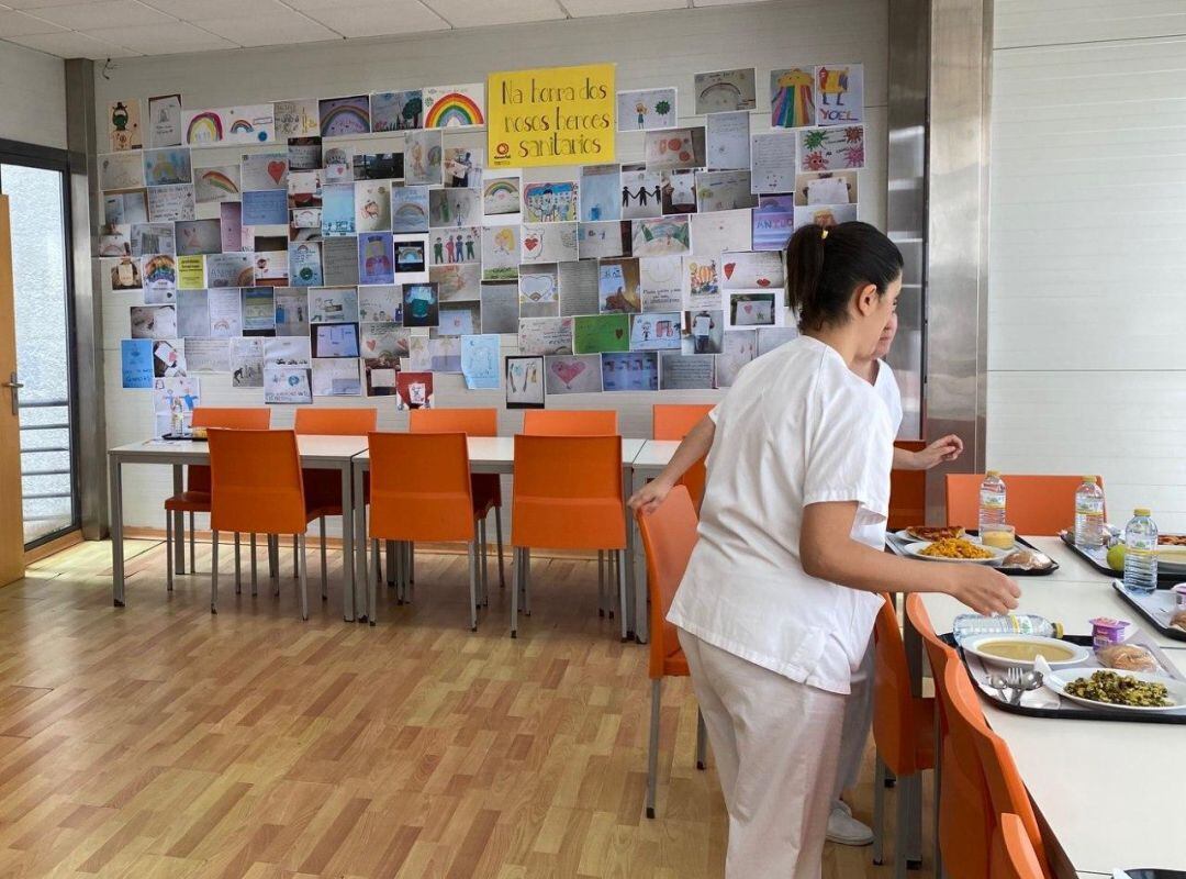 Una de las paredes del comedor de personal del Hospital Montecelo luce un mural solidario con multitud de mensajes de cariño y ánimo enviados por niños