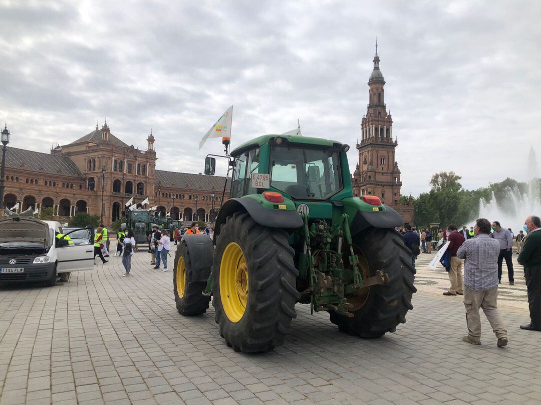 Un tracto en la Plaza de España, al término de la manifestación.