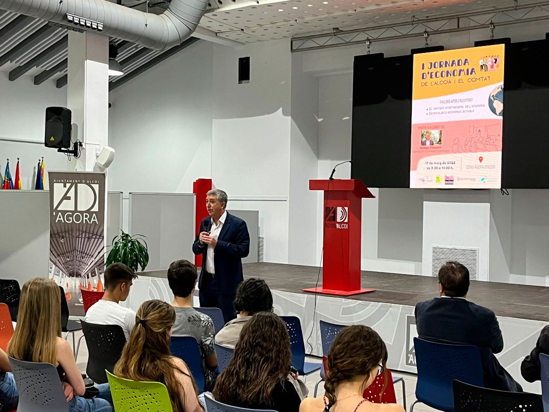 El conseller Rafa Climent, durante la ponencia con la que se inauguró la jornada