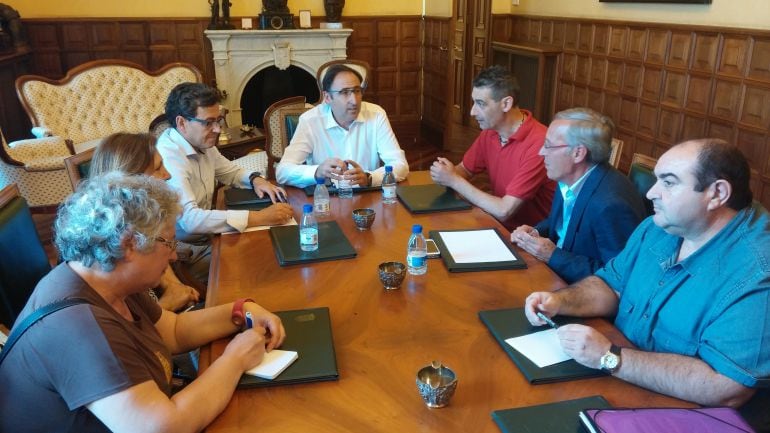 Renión del Alcalde con representantes de la Federación Provincial de Asociaciones de Vecinos de Palencia.