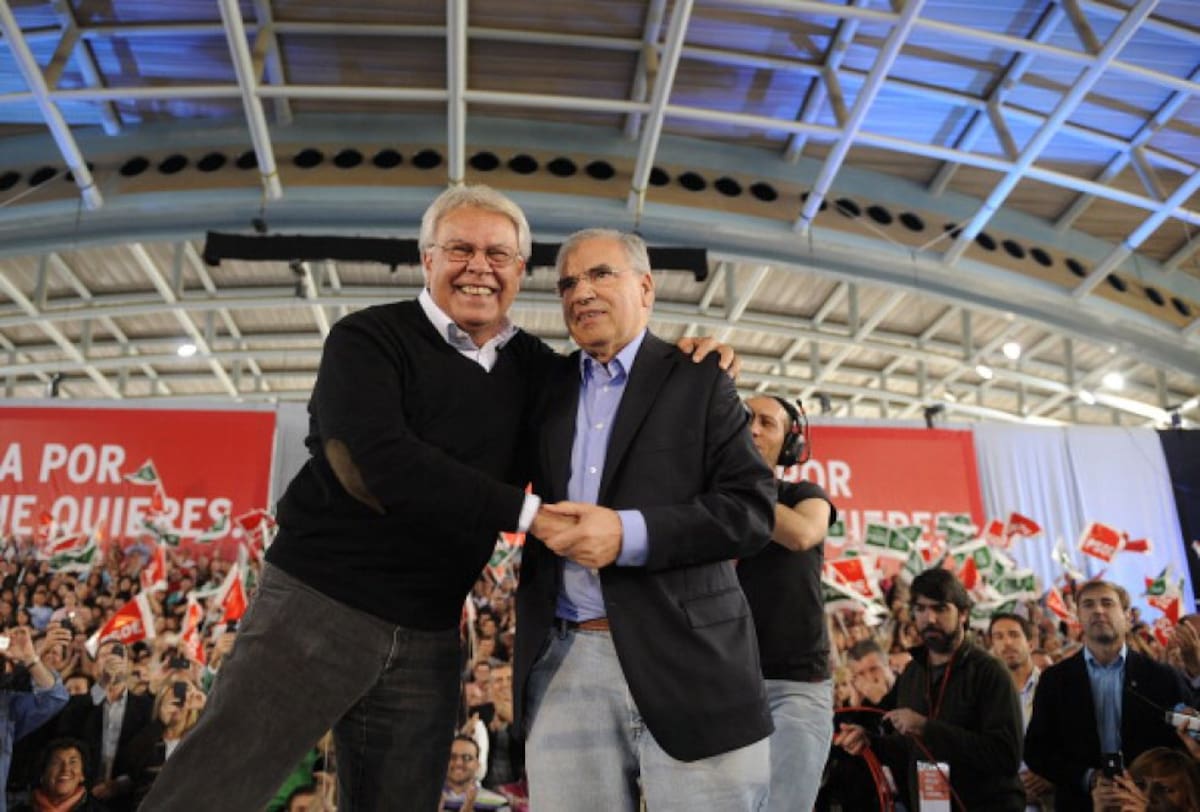El ex presidente del Gobierno, Felipe Gonzalez y el ex vicepresidente Alfonso Guerra en un meeting socialista en November de 2011 en Sevilla. 