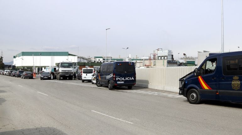 L'escorxador Le Porc Gourmet, amb diversos furgons de la Policia Nacional encerclant el perímetre
