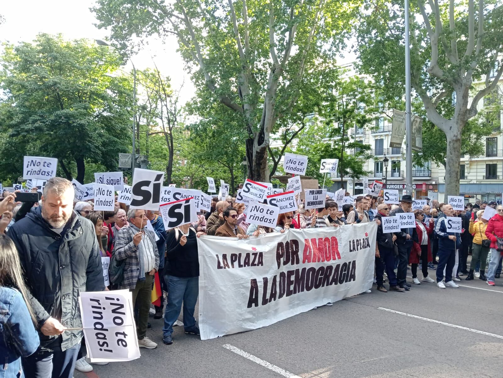 Varios miles de personas se concentran en el Congreso de los Diputados en una manifestación &quot;por amor a la democracia&quot;.