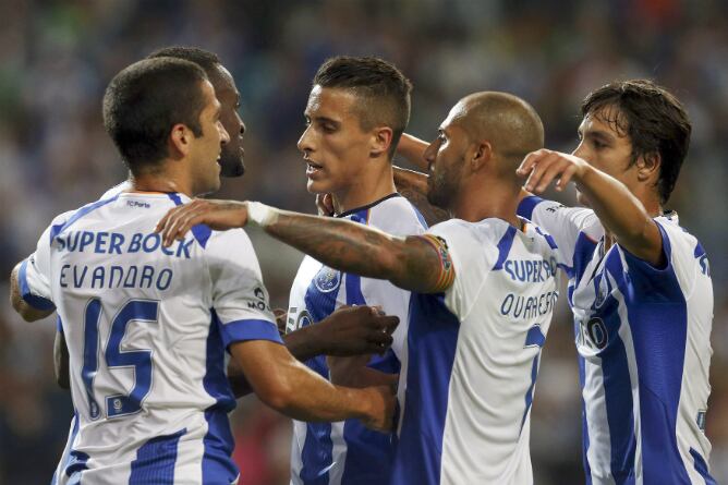 Los jugadores del Oporto celebran el segundo tanto