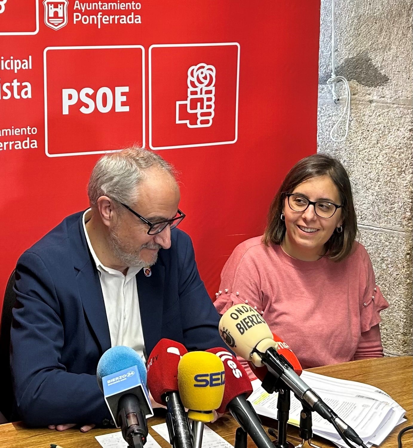 El portavoz socialista en el Ayuntamiento de Ponferrada, Olegario Ramón junto a la concejala del PSOE, Silvia Blanco