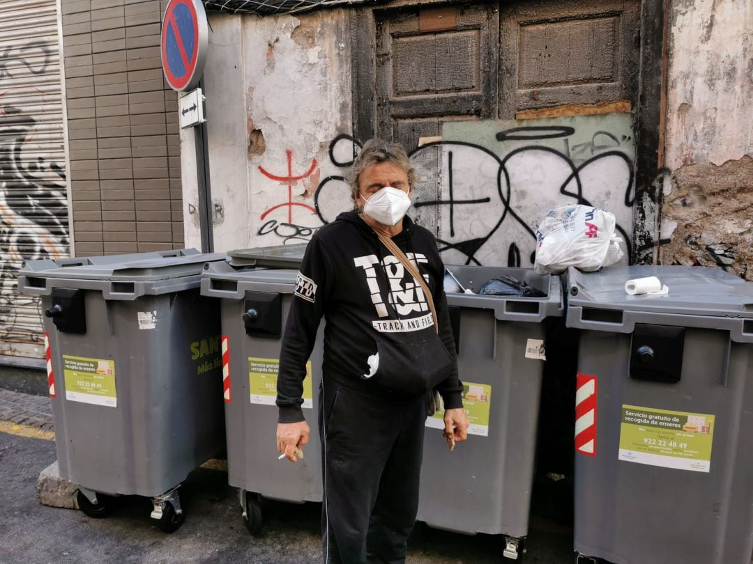 Fermín recorre las calles del centro de la capital cada día en busca de comida en los contenedores de basura