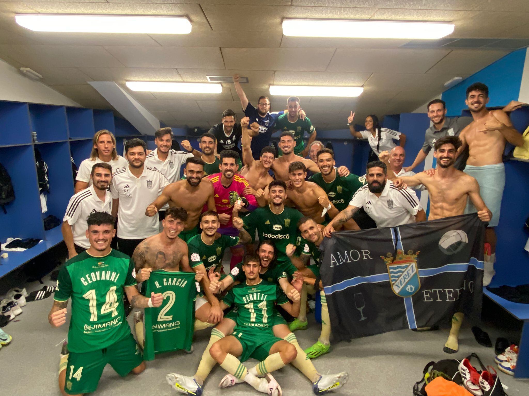 El Xerez CD celebra el pase de ronda en los vestuarios