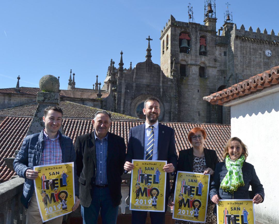 El alcalde de Tui, Carlos Vázquez Padín (centro), junto a cuatro concejales del gobierno local.