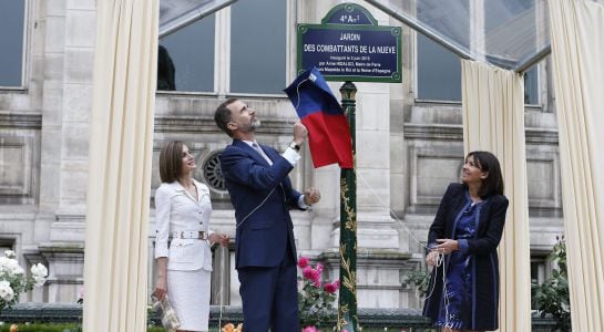 El rey Felipe VI de España, la reina Letizia, y la alcaldesa de París, Anne Hidalgo, descubren una placa en homenaje a &#039;La Nueve&#039;.