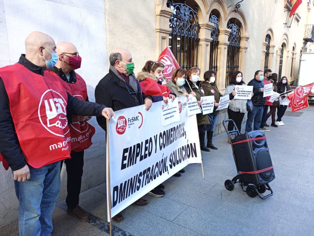 Miembros de UGT y de la plantilla de trabajadoras y trabajadores de los comedores escolares se han concentrado ante las puertas de la Junta de Andalucía