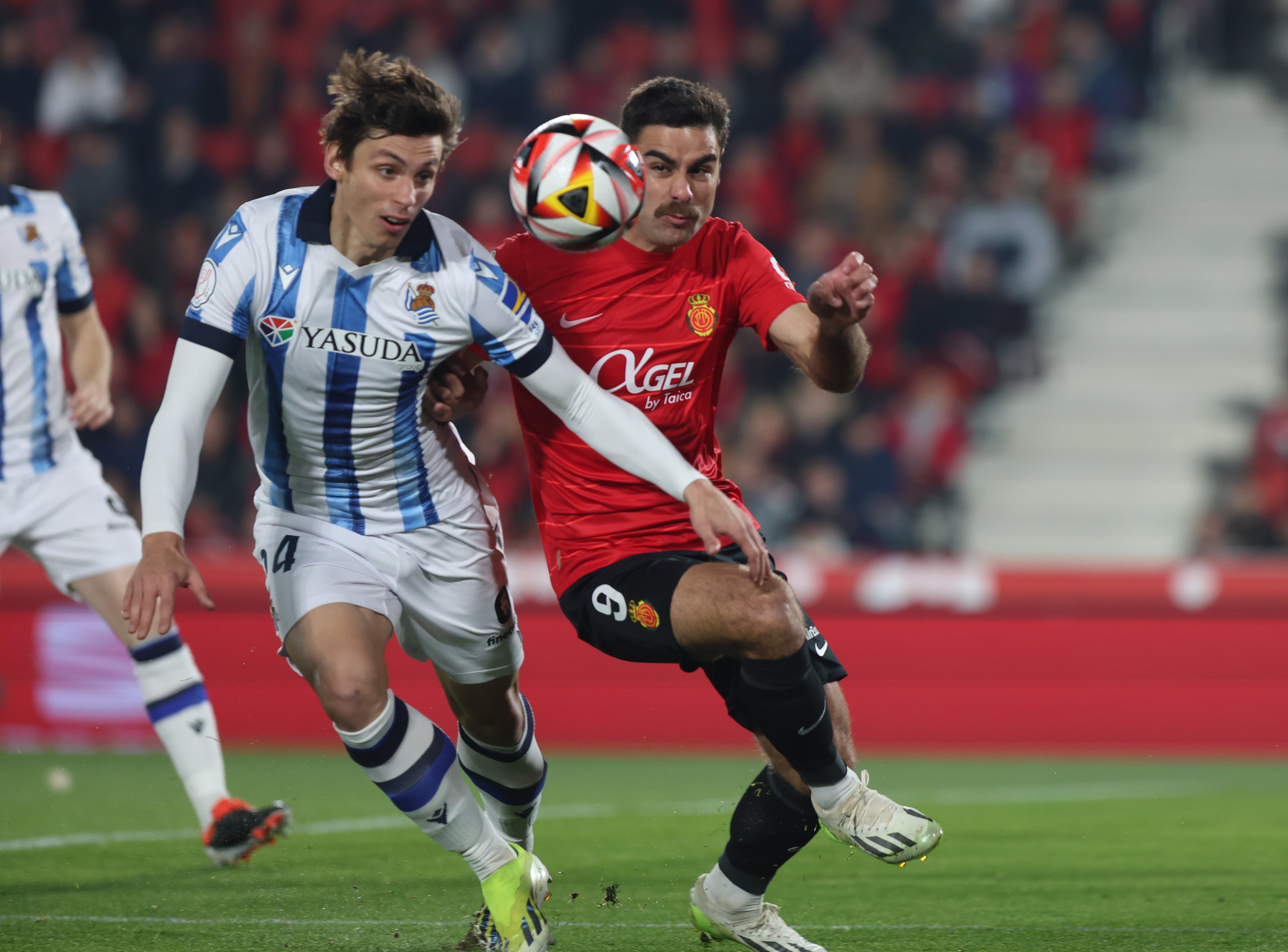 ***VESIÓN CORREGIDA*** PALMA DE MALLORCA, 06/02/2024.- El delantero del Mallorca Abdón Prats (d) pelea un balón con Robin Le Normand, de la Real Sociedad, durante el partido de ida de las semifinales de la Copa del Rey que RCD Mallorca y Real Sociedad disputan este martes en el estadio de Son Moix, en Palma de Mallorca. EFE/Jordi Avella
