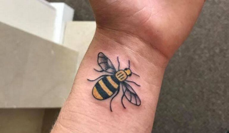 Cada vez son más las personas que se han tatuado una abeja.