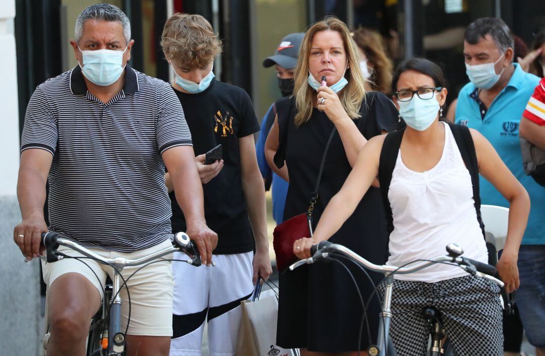 Personas caminan por una calle de Barcelona.