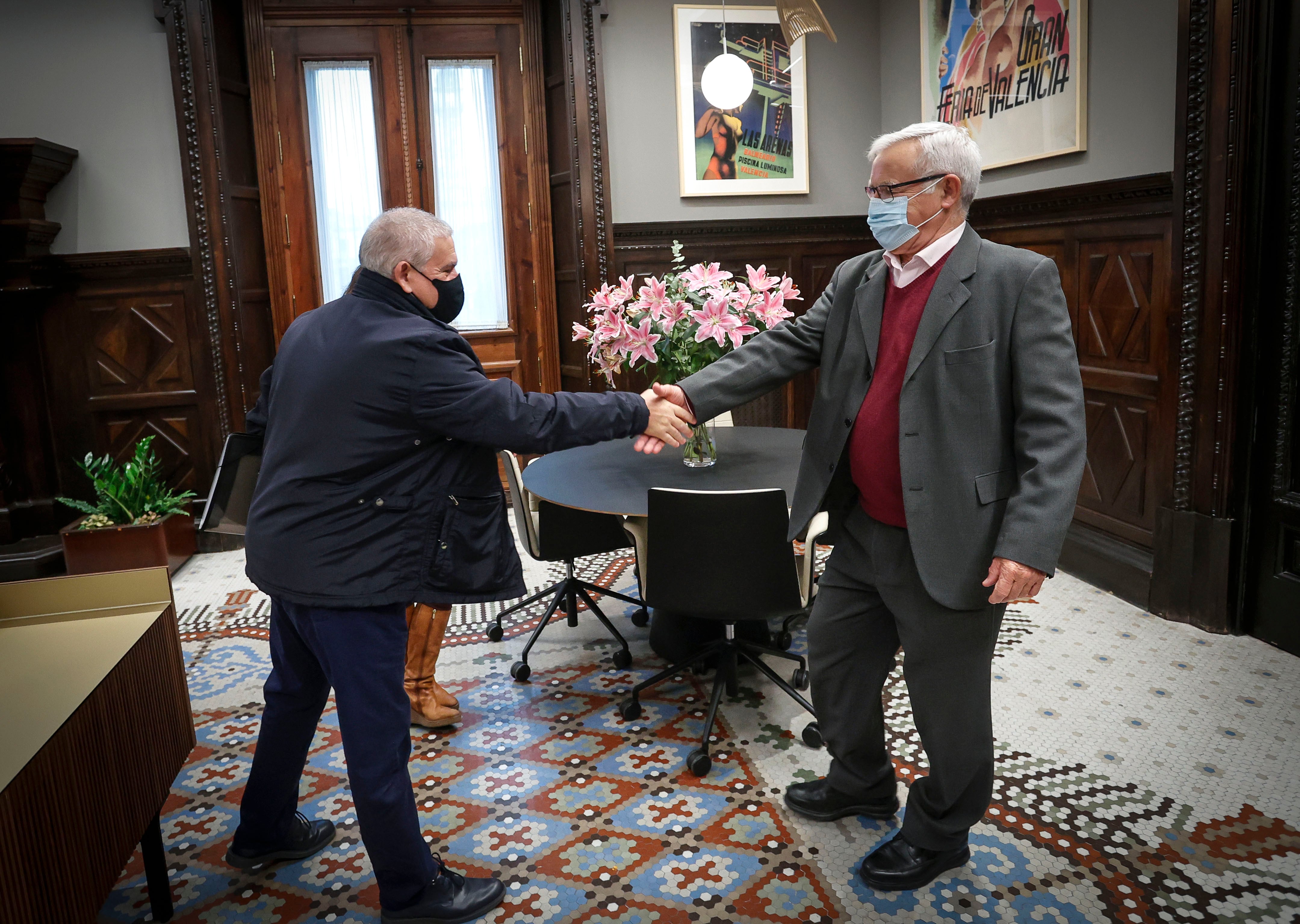 El alcalde de València Joan Ribó se ha reunido este lunes con el director de la agrupación, Rafael Sanz-Espert