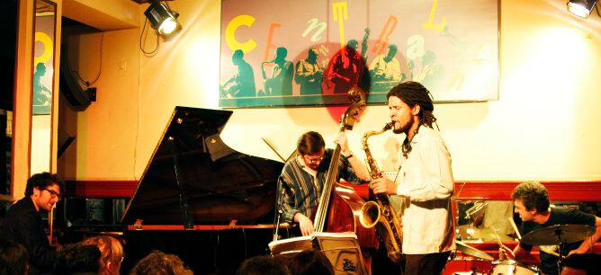 Javier Colina durante su actuación en El Café Central  de Madrid