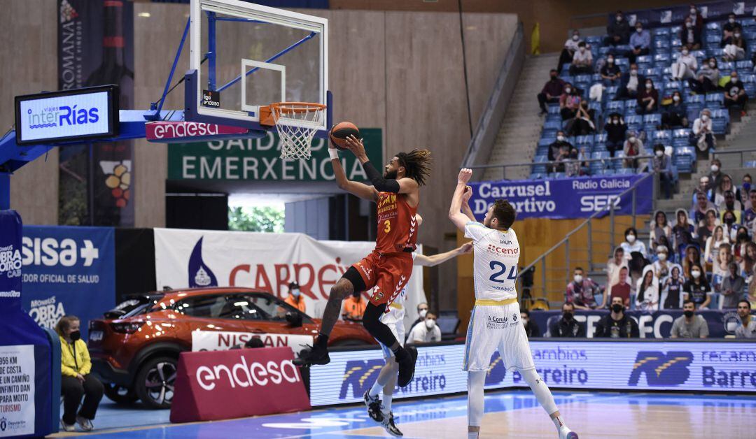 James Webb III en una entrada a canasta durante el Monbus Obradoiro-UCAM Murcia CB