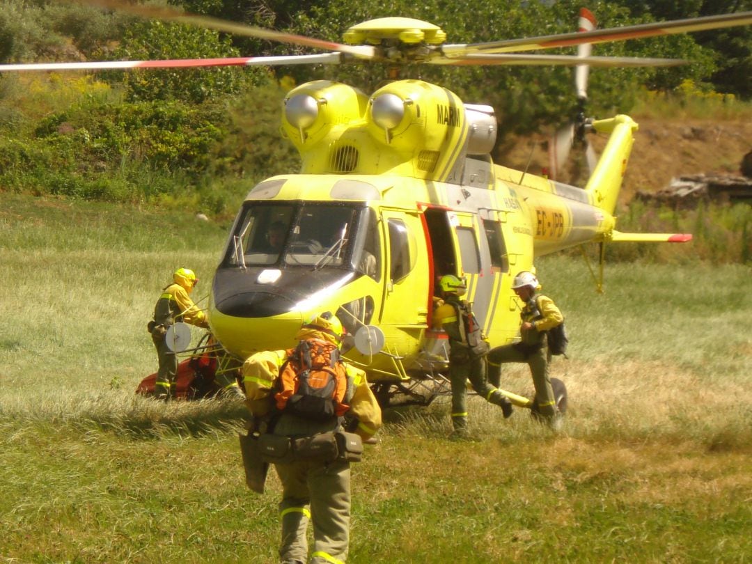 Un retén de las BRIF del Ministerio subiendo al helicóptero