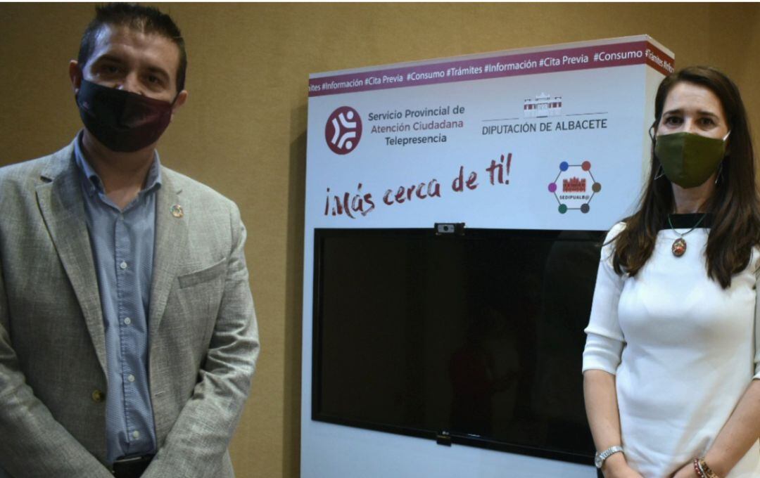 Santiago Cabañero y Cruz Hernando durante la firma del convenio