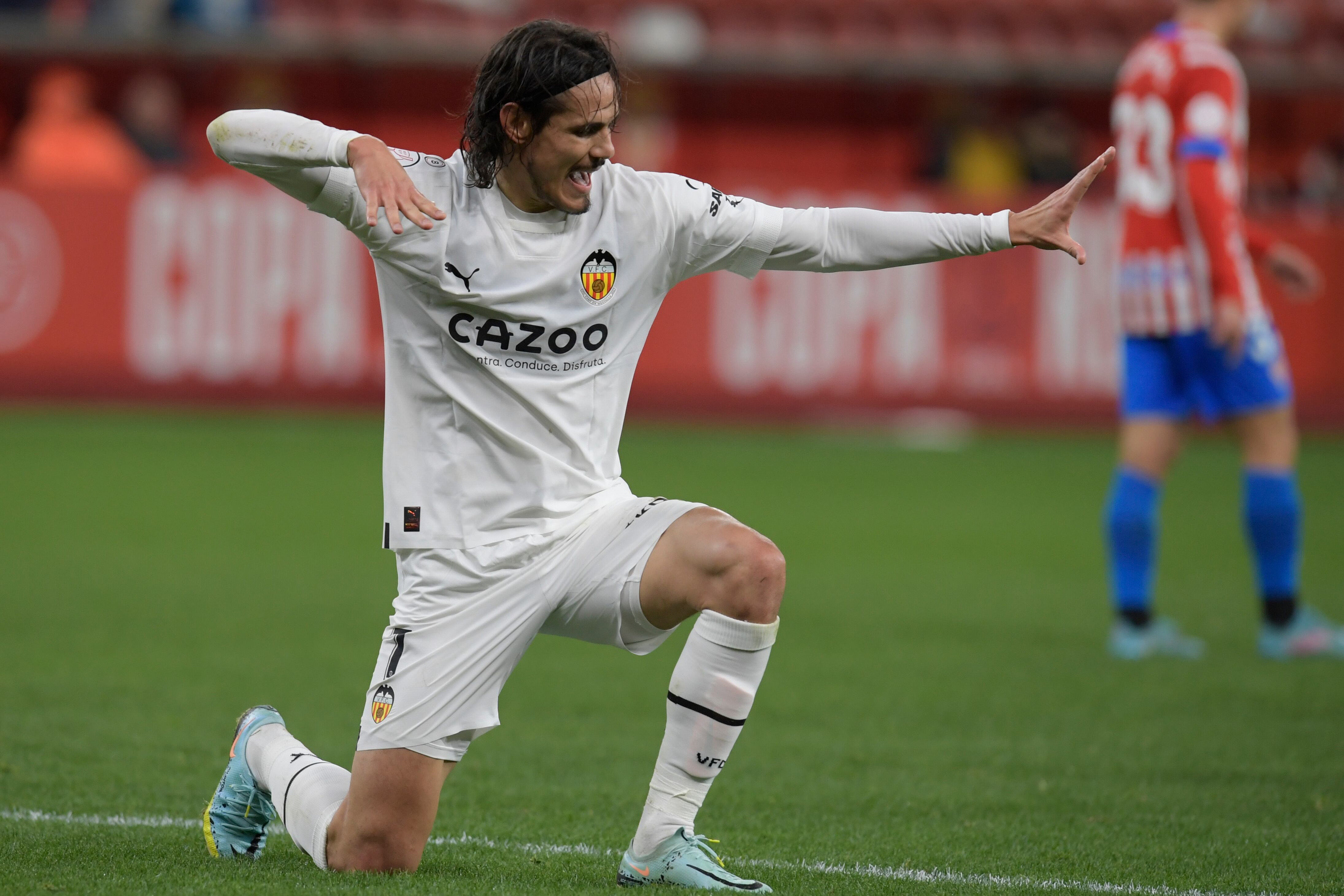 GIJÓN, 18/01/2023.- El delantero uruguayo del Valencia, Edinson Cavani, celebra tras marcar el 0-3 durante el encuentro de octavos de final de Copa del Rey entre Sporting de Gijón y Valencia CF, este miércoles en el Estadio El Molión, en Gijón. EFE/ Eloy Alonso
