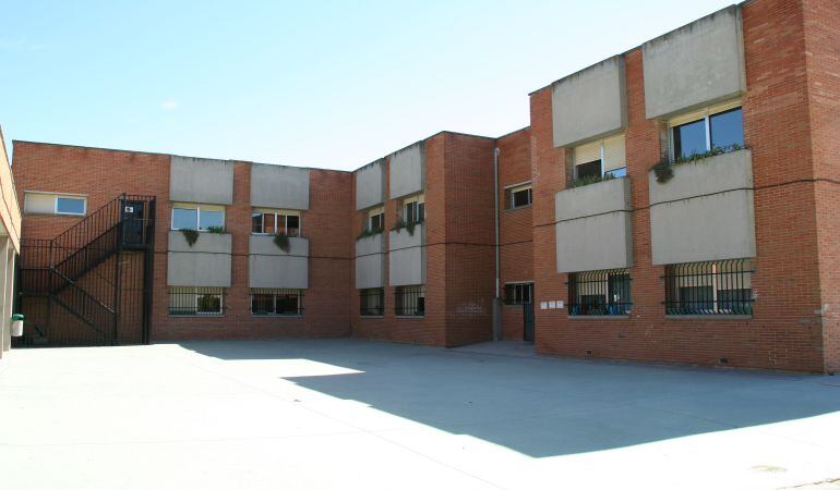 El patio del colegio no evacúa bien las aguas y sufre inundaciones periódicas