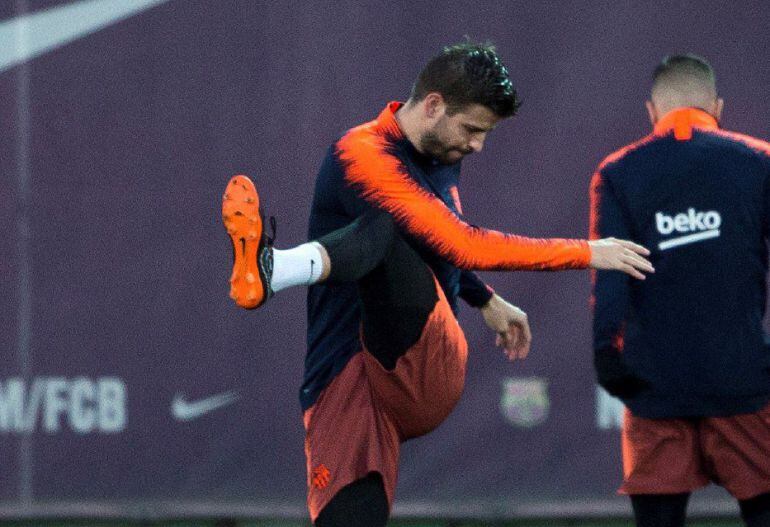 El defensa Gerard Piqué durante el entrenamiento 