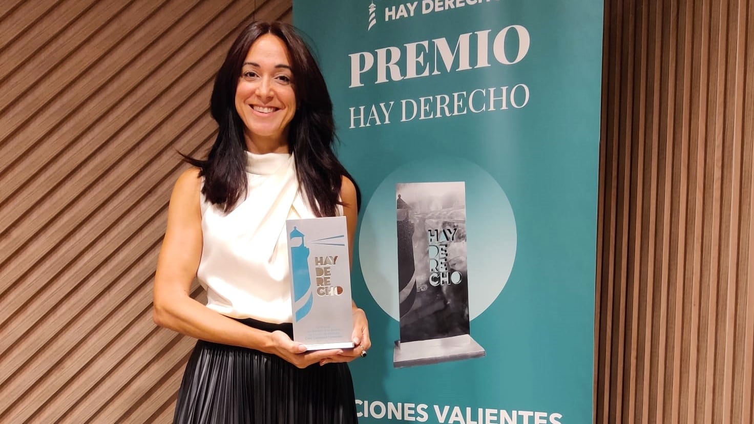 Celia Carbonell tras recoger  el Premio Hay Derecho.