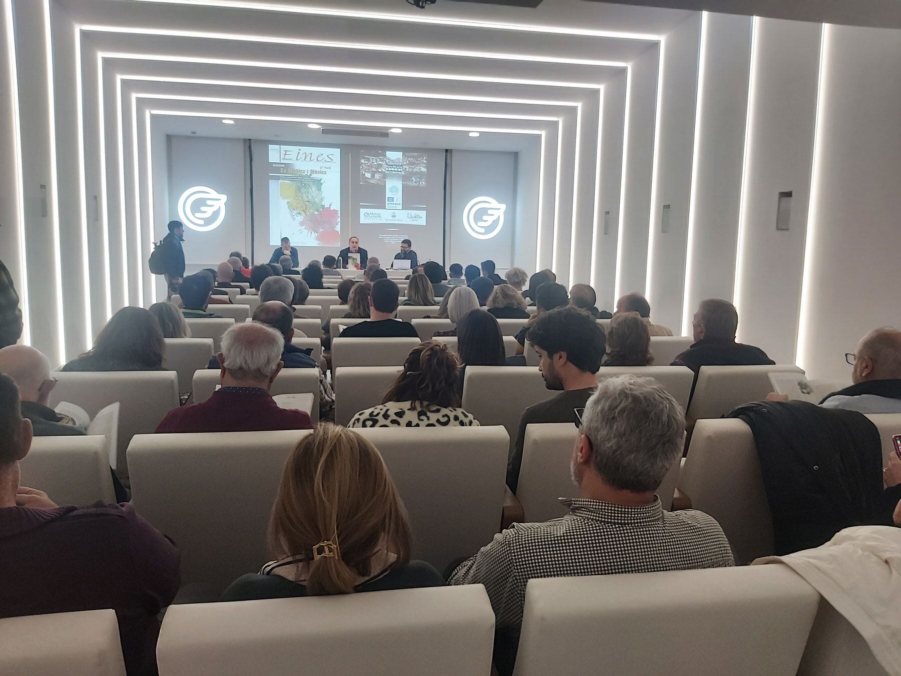 El saló d'actes de Fundació Mutua Levante en la Plaça d'Espanya es va omplir de públic assistent a la presentació de la revista Eines