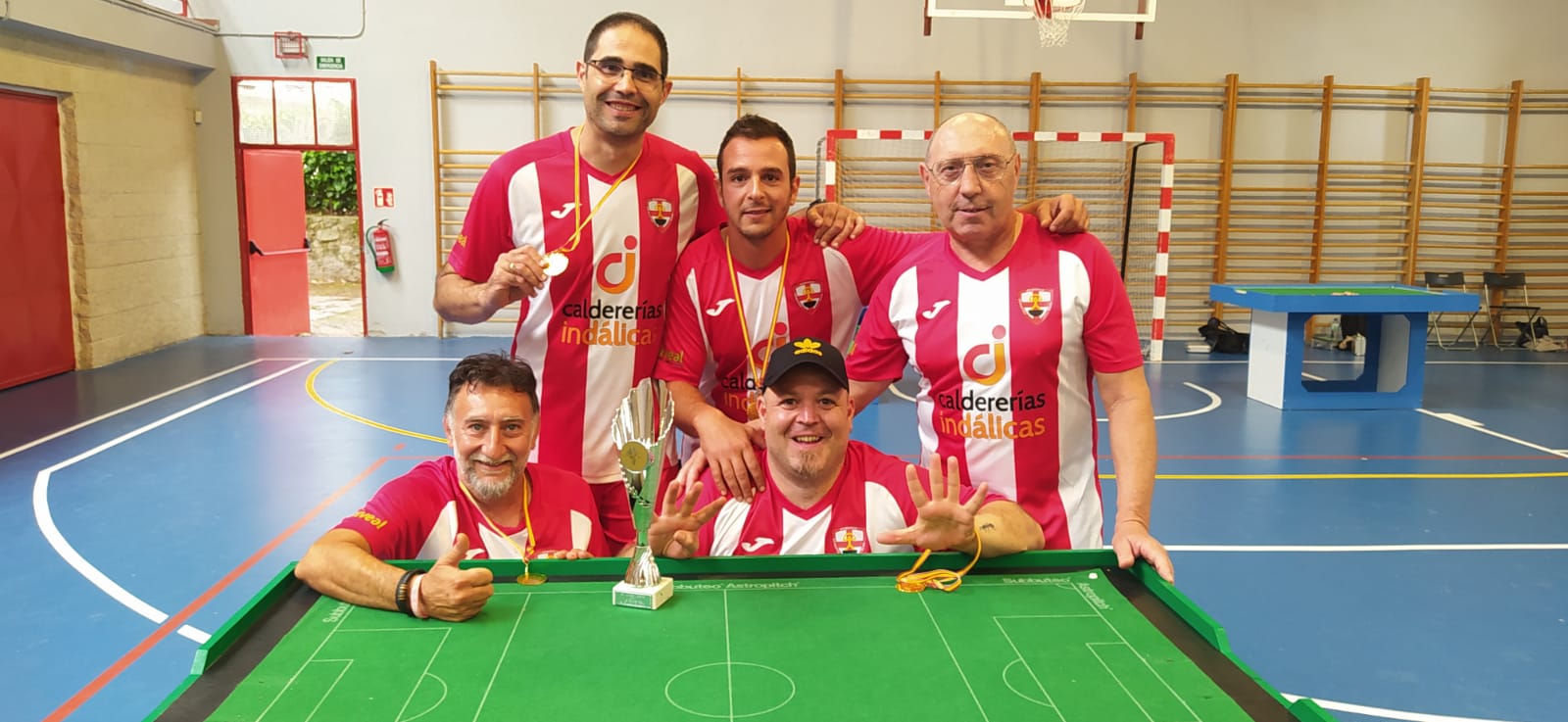 Los jugadores del club almeriense posando sobre el terreno de juego.