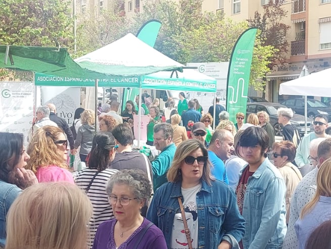 Asistentes a un mercadillo solidario de Avapa y Aecc durante la primera edición.