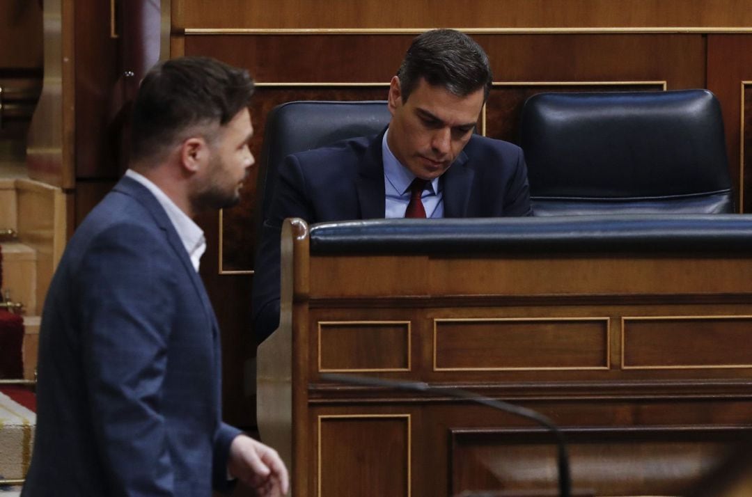 El portavoz de ERC, Gabriel Rufián, y el presidente del Gobierno en funciones, Pedro Sánchez.