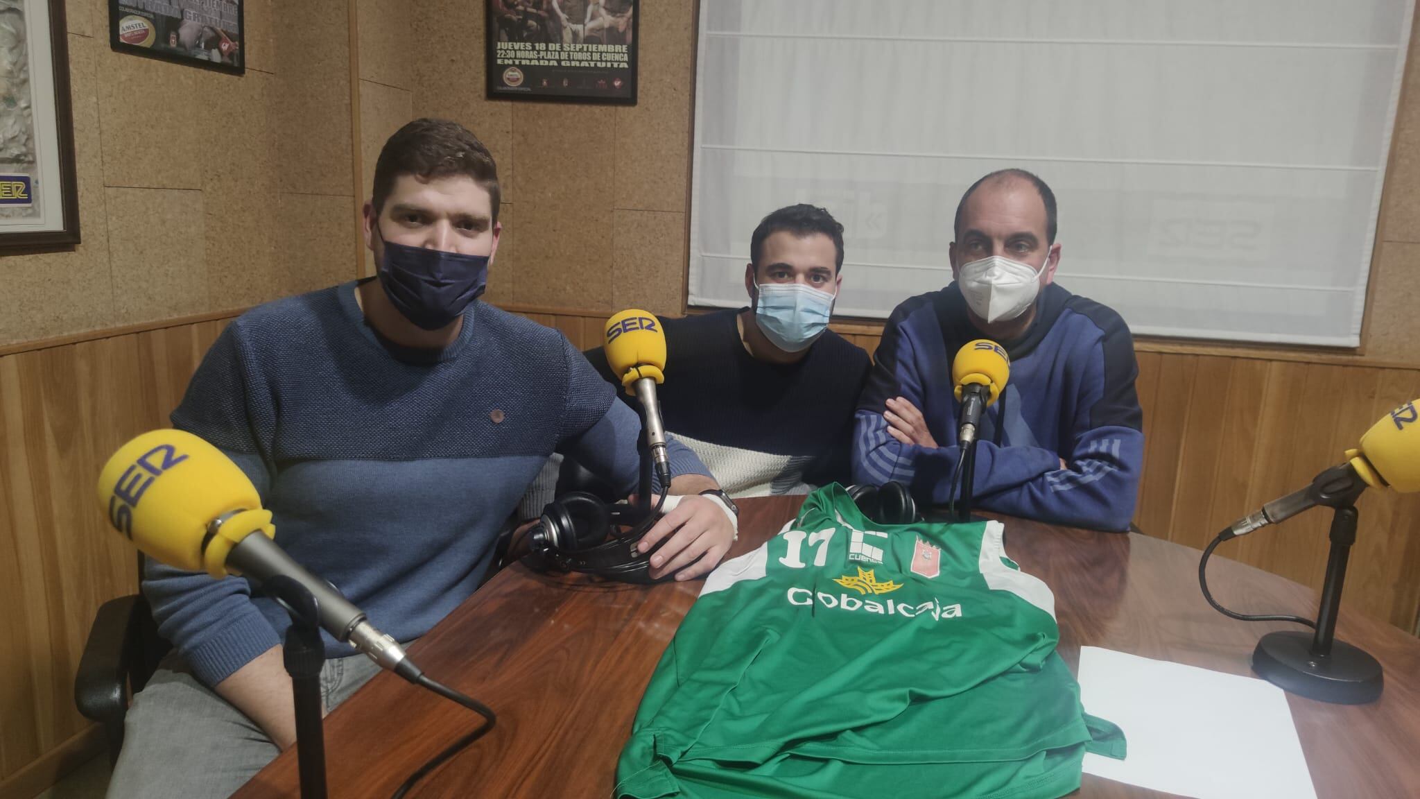 Tino Antolínez, entrenador del Club Baloncesto Cuenca, Carlos Novillo y Jaime Muñoz, jugadores, en los estudios de SER Cuenca