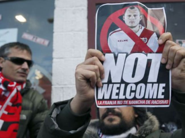 Hinchas protestan contra el fichaje de Zozulya