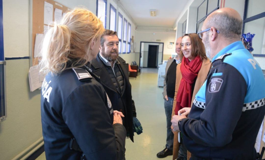 Imagen de la reunión con la Policía Municipal colgada en la cuenta de Twiiter de Pilar Vicente